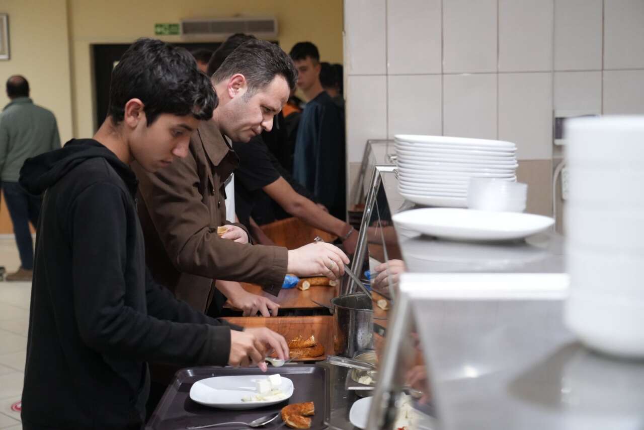 İl Milli Eğitim Müdürü Emre Çay Öğrencilerle Sahur Sofrasında Buluştu 8